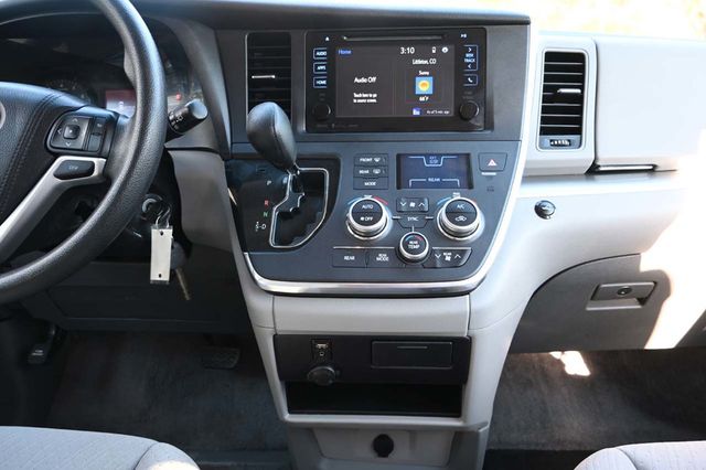 2017 Toyota Sienna LE Mobility FWD 7-Passenger Mobility - 22946979 - 27