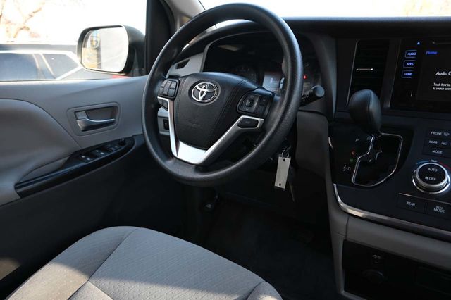 2017 Toyota Sienna LE Mobility FWD 7-Passenger Mobility - 22946979 - 28