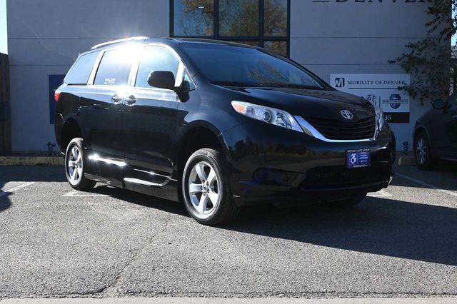 2017 Toyota Sienna LE Mobility FWD 7-Passenger Mobility - 22946979 - 2