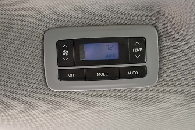 2017 Toyota Sienna LE Mobility FWD 7-Passenger Mobility - 22946979 - 32