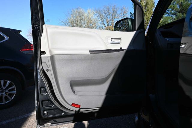 2017 Toyota Sienna LE Mobility FWD 7-Passenger Mobility - 22946979 - 33