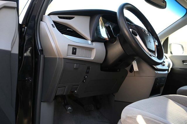 2017 Toyota Sienna LE Mobility FWD 7-Passenger Mobility - 22946979 - 34