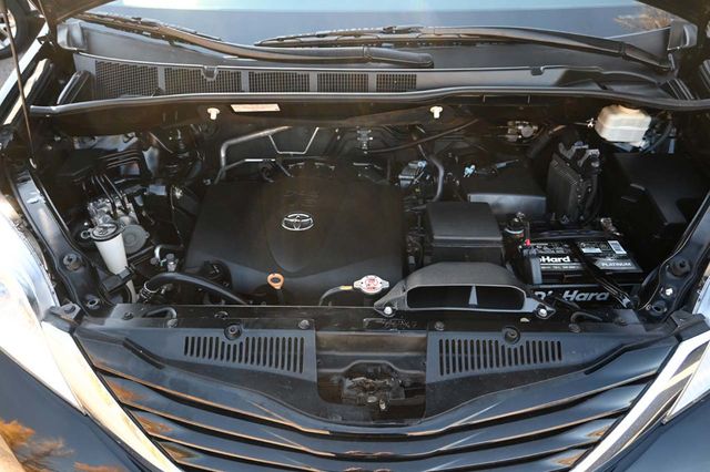 2017 Toyota Sienna LE Mobility FWD 7-Passenger Mobility - 22946979 - 38