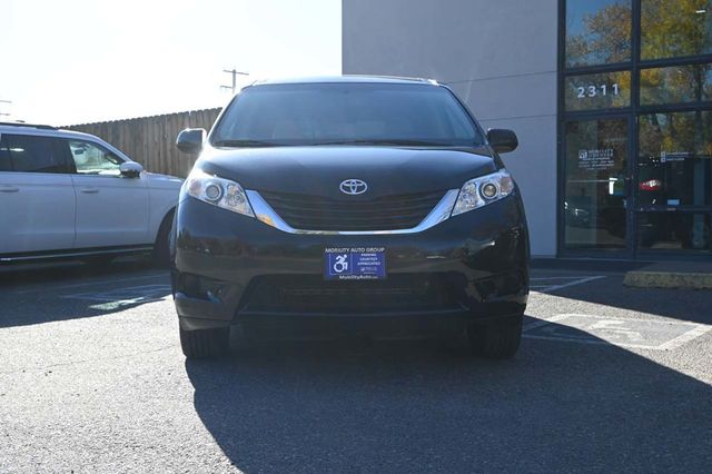2017 Toyota Sienna LE Mobility FWD 7-Passenger Mobility - 22946979 - 3
