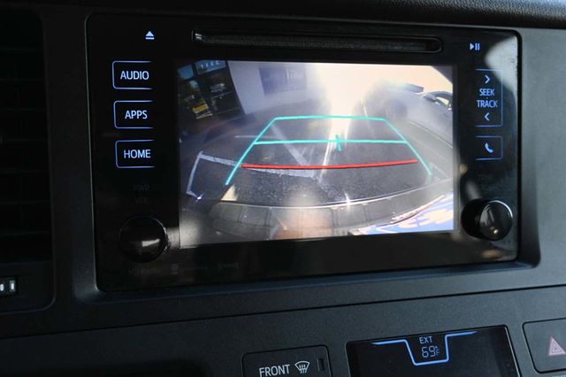 2017 Toyota Sienna LE Mobility FWD 7-Passenger Mobility - 22946979 - 40