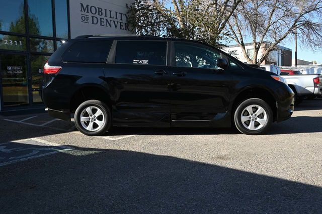2017 Toyota Sienna LE Mobility FWD 7-Passenger Mobility - 22946979 - 4