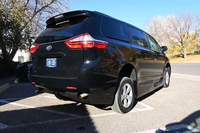 2017 Toyota Sienna LE Mobility FWD 7-Passenger Mobility - 22946979 - 5