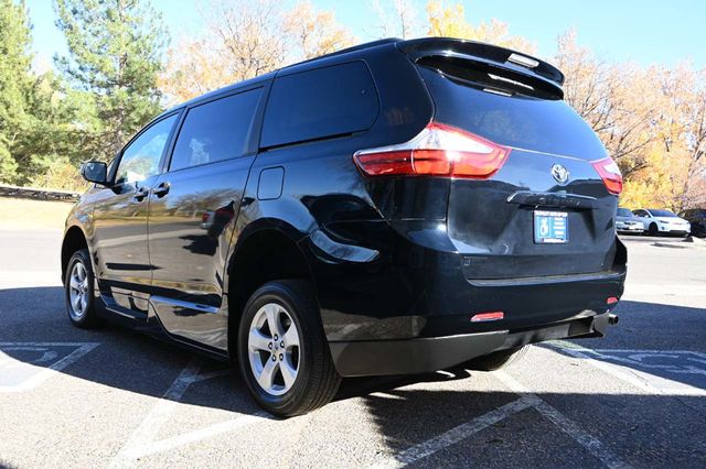2017 Toyota Sienna LE Mobility FWD 7-Passenger Mobility - 22946979 - 7