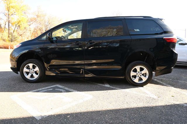 2017 Toyota Sienna LE Mobility FWD 7-Passenger Mobility - 22946979 - 8