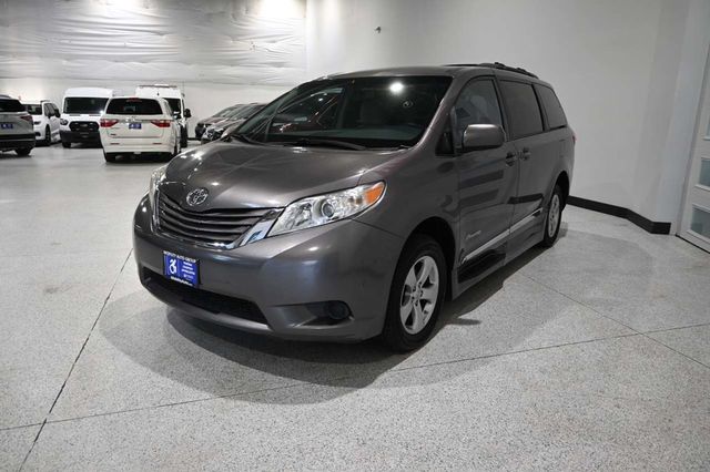 2017 Toyota Sienna LE Mobility FWD 7-Passenger Mobility - 23074280 - 9