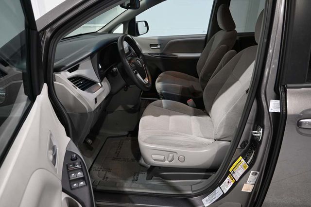 2017 Toyota Sienna LE Mobility FWD 7-Passenger Mobility - 23074280 - 12