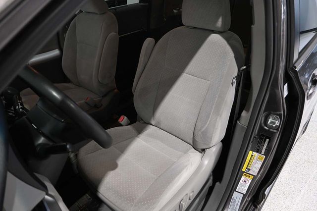 2017 Toyota Sienna LE Mobility FWD 7-Passenger Mobility - 23074280 - 13