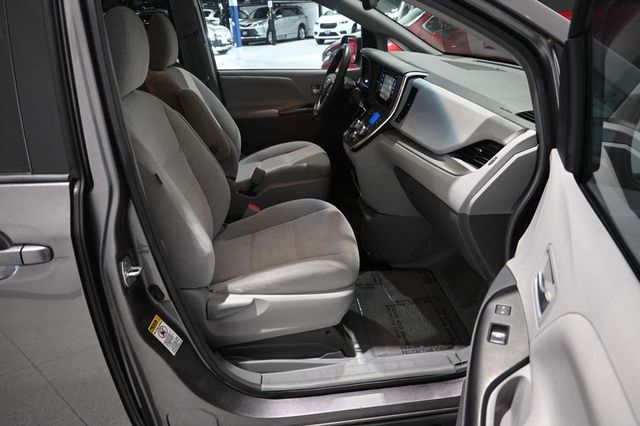 2017 Toyota Sienna LE Mobility FWD 7-Passenger Mobility - 23074280 - 14