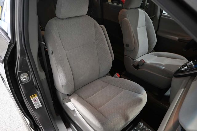 2017 Toyota Sienna LE Mobility FWD 7-Passenger Mobility - 23074280 - 15