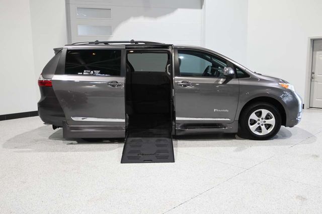 2017 Toyota Sienna LE Mobility FWD 7-Passenger Mobility - 23074280 - 16