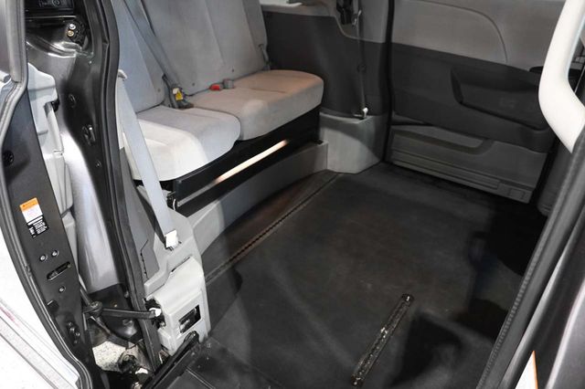 2017 Toyota Sienna LE Mobility FWD 7-Passenger Mobility - 23074280 - 17