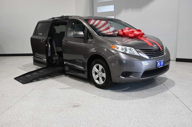 2017 Toyota Sienna LE Mobility FWD 7-Passenger Mobility - 23074280 - 1
