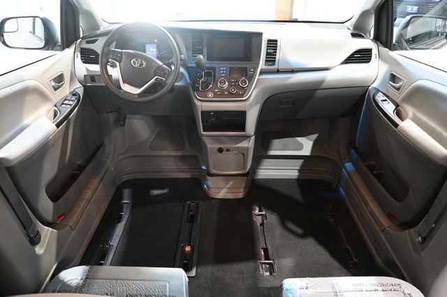 2017 Toyota Sienna LE Mobility FWD 7-Passenger Mobility - 23074280 - 20