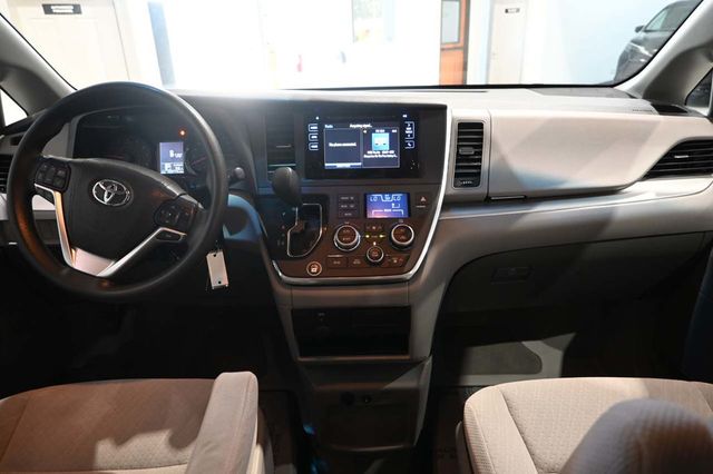 2017 Toyota Sienna LE Mobility FWD 7-Passenger Mobility - 23074280 - 21
