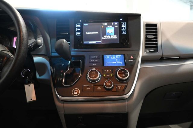 2017 Toyota Sienna LE Mobility FWD 7-Passenger Mobility - 23074280 - 22