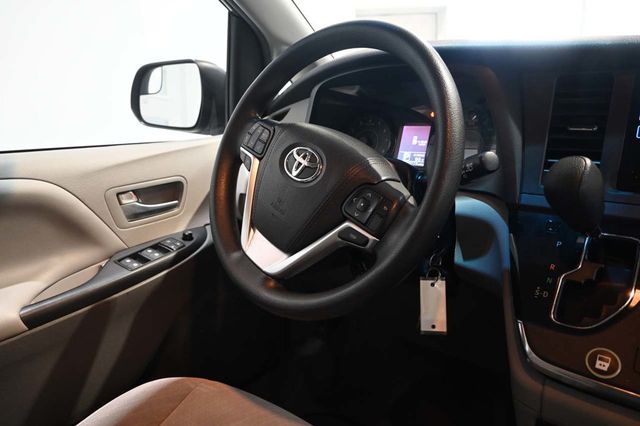 2017 Toyota Sienna LE Mobility FWD 7-Passenger Mobility - 23074280 - 23