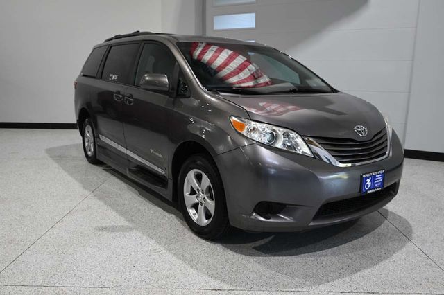 2017 Toyota Sienna LE Mobility FWD 7-Passenger Mobility - 23074280 - 2