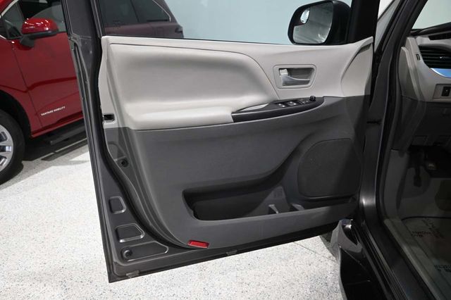 2017 Toyota Sienna LE Mobility FWD 7-Passenger Mobility - 23074280 - 29