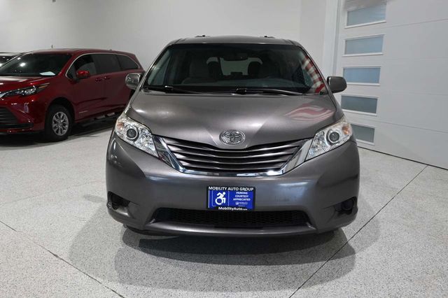 2017 Toyota Sienna LE Mobility FWD 7-Passenger Mobility - 23074280 - 3