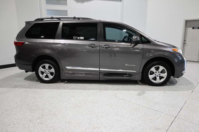 2017 Toyota Sienna LE Mobility FWD 7-Passenger Mobility - 23074280 - 4