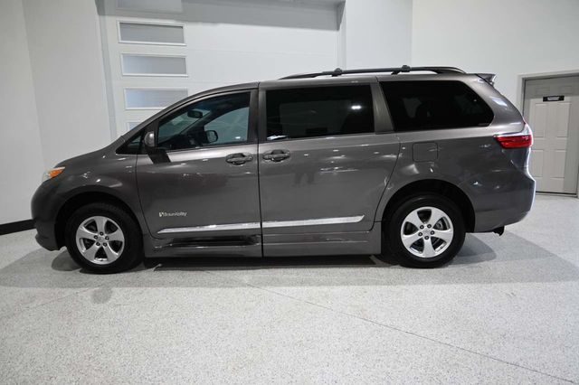 2017 Toyota Sienna LE Mobility FWD 7-Passenger Mobility - 23074280 - 8