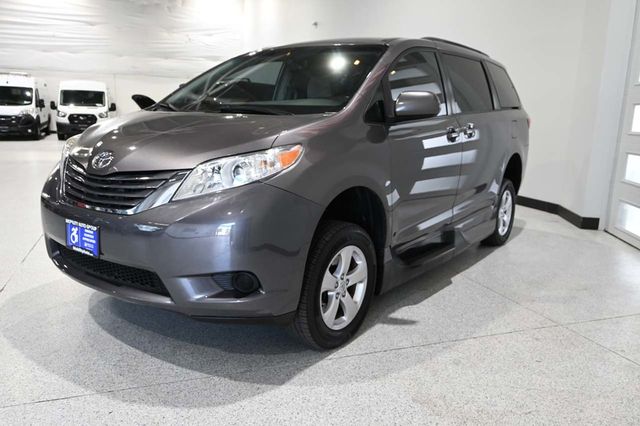 2017 Toyota Sienna LE Mobility FWD 7-Passenger Mobility - 23086384 - 9