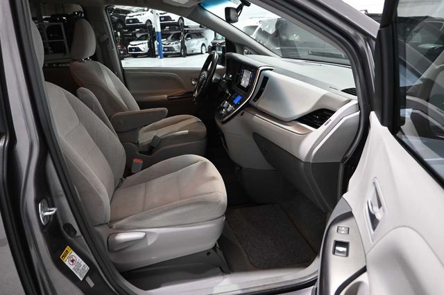 2017 Toyota Sienna LE Mobility FWD 7-Passenger Mobility - 23086384 - 14