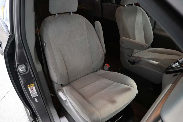 2017 Toyota Sienna LE Mobility FWD 7-Passenger Mobility - 23086384 - 15