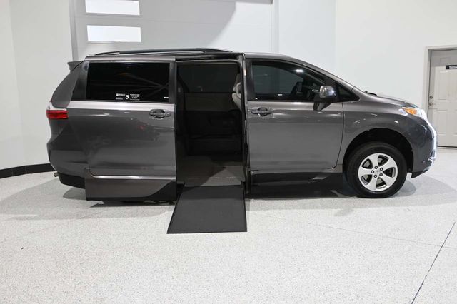 2017 Toyota Sienna LE Mobility FWD 7-Passenger Mobility - 23086384 - 16