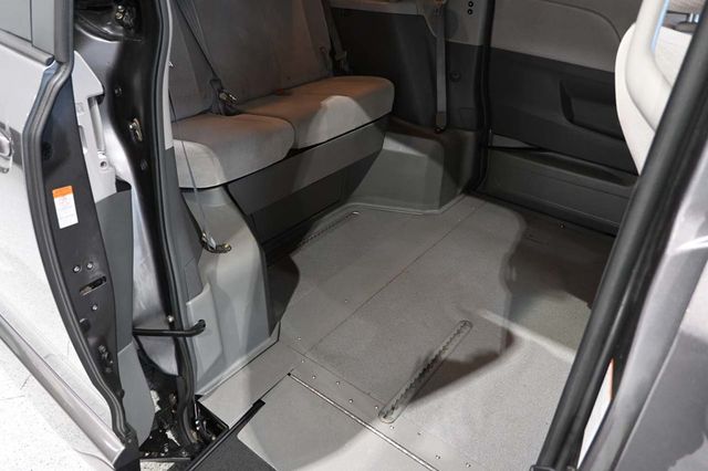2017 Toyota Sienna LE Mobility FWD 7-Passenger Mobility - 23086384 - 17