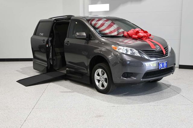 2017 Toyota Sienna LE Mobility FWD 7-Passenger Mobility - 23086384 - 1