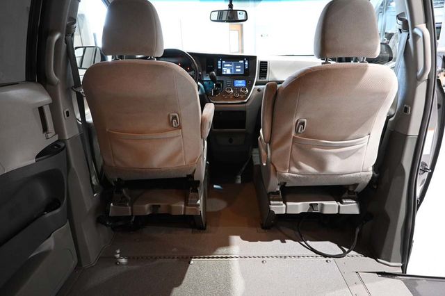 2017 Toyota Sienna LE Mobility FWD 7-Passenger Mobility - 23086384 - 19