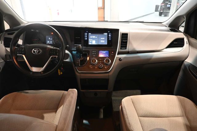 2017 Toyota Sienna LE Mobility FWD 7-Passenger Mobility - 23086384 - 21