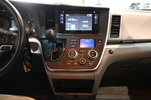 2017 Toyota Sienna LE Mobility FWD 7-Passenger Mobility - 23086384 - 22