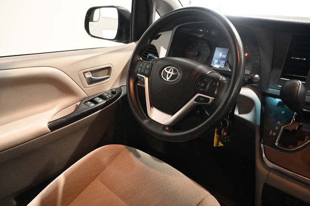 2017 Toyota Sienna LE Mobility FWD 7-Passenger Mobility - 23086384 - 23