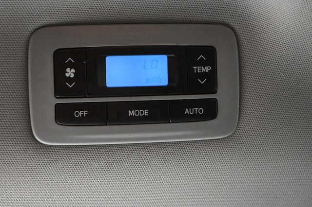 2017 Toyota Sienna LE Mobility FWD 7-Passenger Mobility - 23086384 - 27