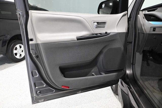 2017 Toyota Sienna LE Mobility FWD 7-Passenger Mobility - 23086384 - 28