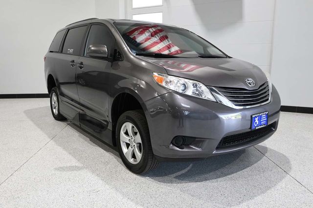 2017 Toyota Sienna LE Mobility FWD 7-Passenger Mobility - 23086384 - 2