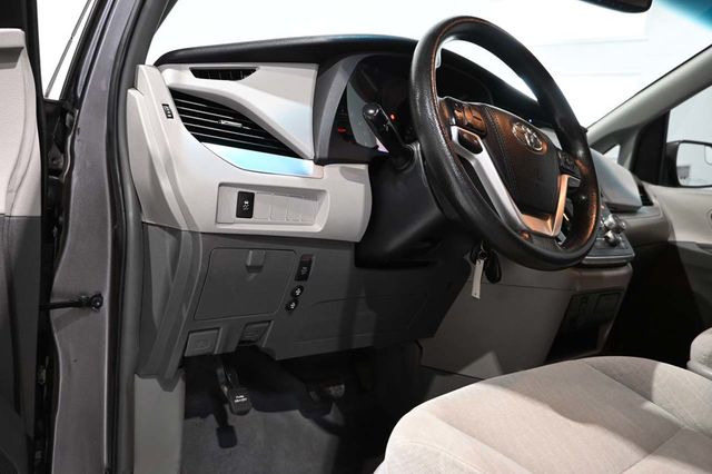 2017 Toyota Sienna LE Mobility FWD 7-Passenger Mobility - 23086384 - 29