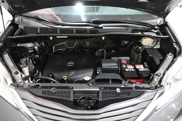 2017 Toyota Sienna LE Mobility FWD 7-Passenger Mobility - 23086384 - 32