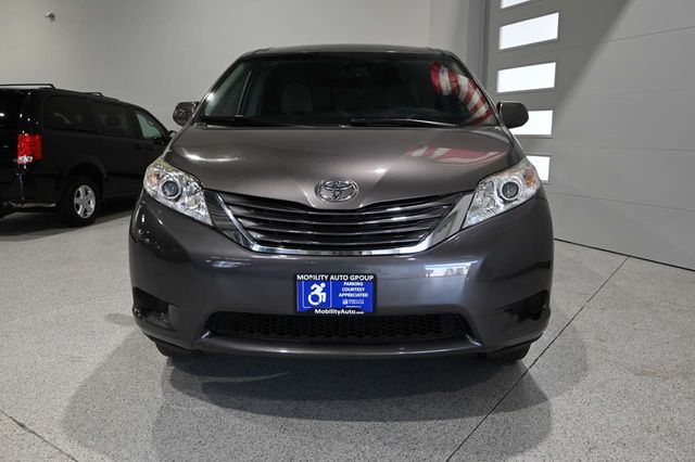 2017 Toyota Sienna LE Mobility FWD 7-Passenger Mobility - 23086384 - 3