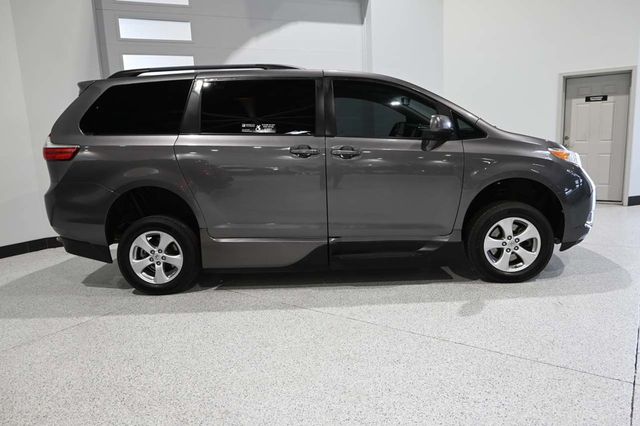 2017 Toyota Sienna LE Mobility FWD 7-Passenger Mobility - 23086384 - 4