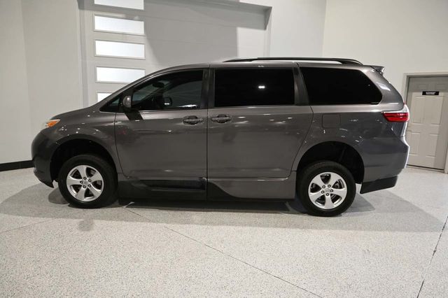 2017 Toyota Sienna LE Mobility FWD 7-Passenger Mobility - 23086384 - 8