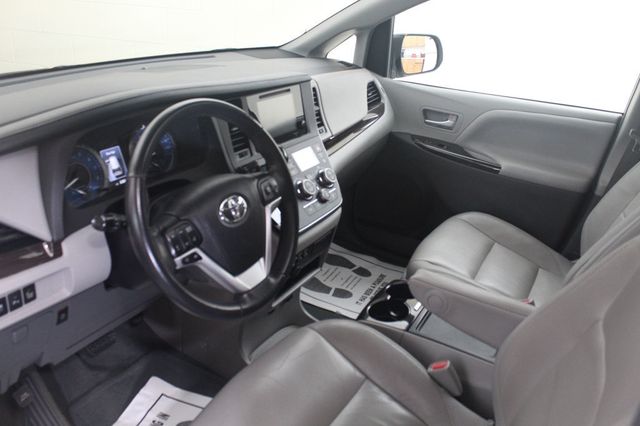 2017 Toyota Sienna Limited AWD 7-Passenger - 23024312 - 4