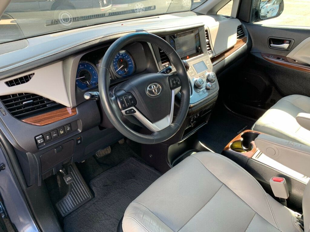 2017 Toyota Sienna Limited Premium FWD 7-Passenger 1-OWNER - 23050737 - 25
